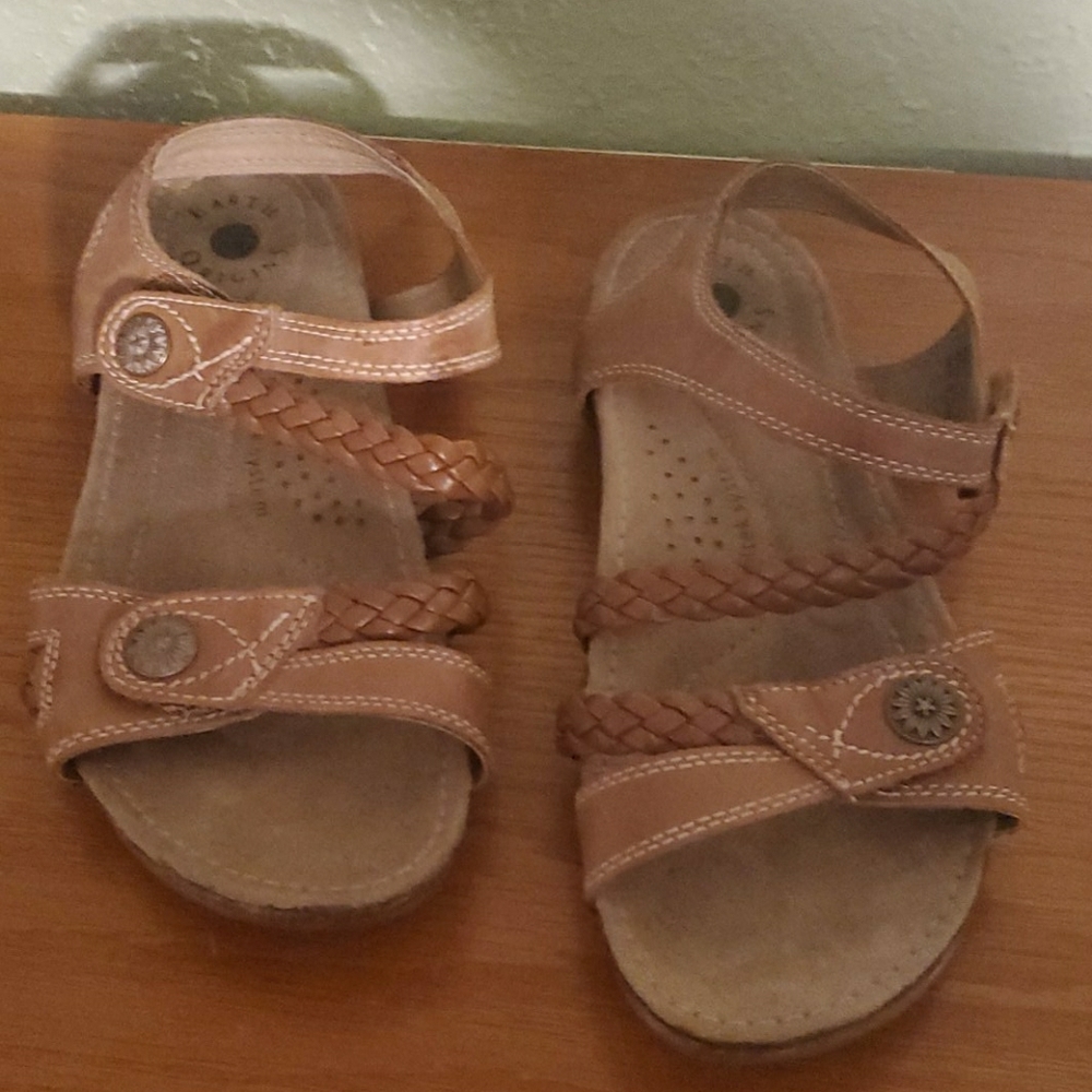 Brown leather Earth Origin sandals 8.5